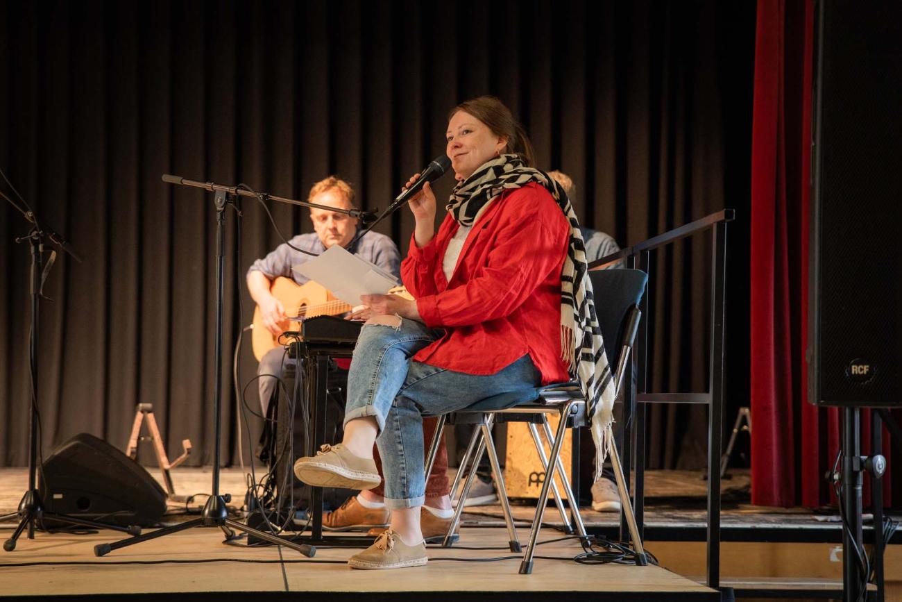 Eine Frau singt auf einer Bühne