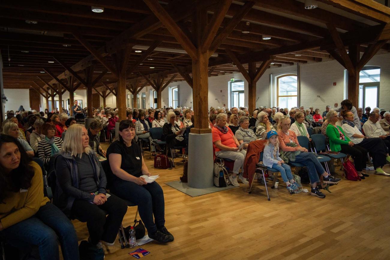 Menschen in einem Saal