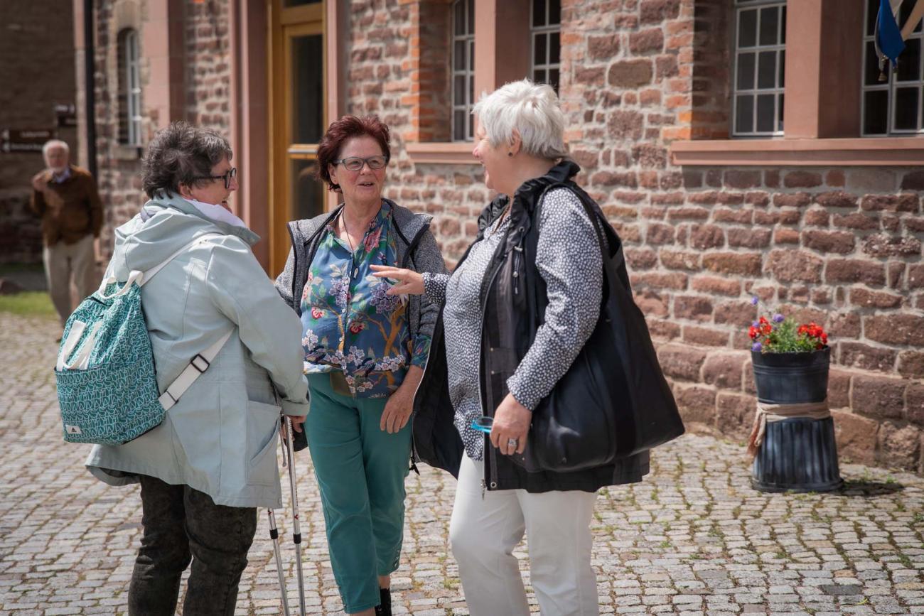 Frauen reden miteinander