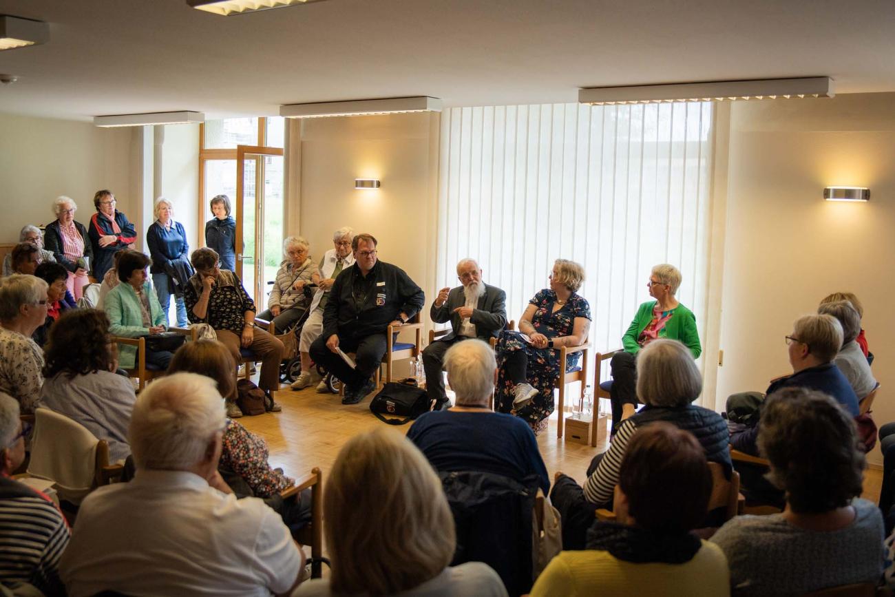 Menschen in einem Kreis, die diskutieren