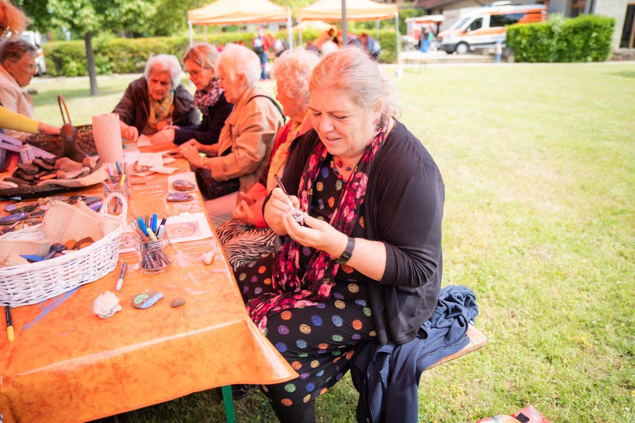 Frauen basteln an einem Tisch