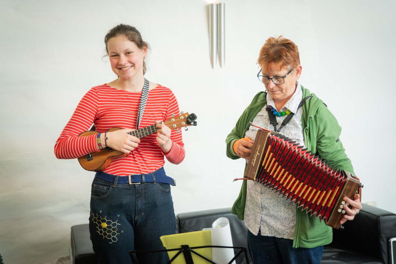 Zwei Frauen musizieren