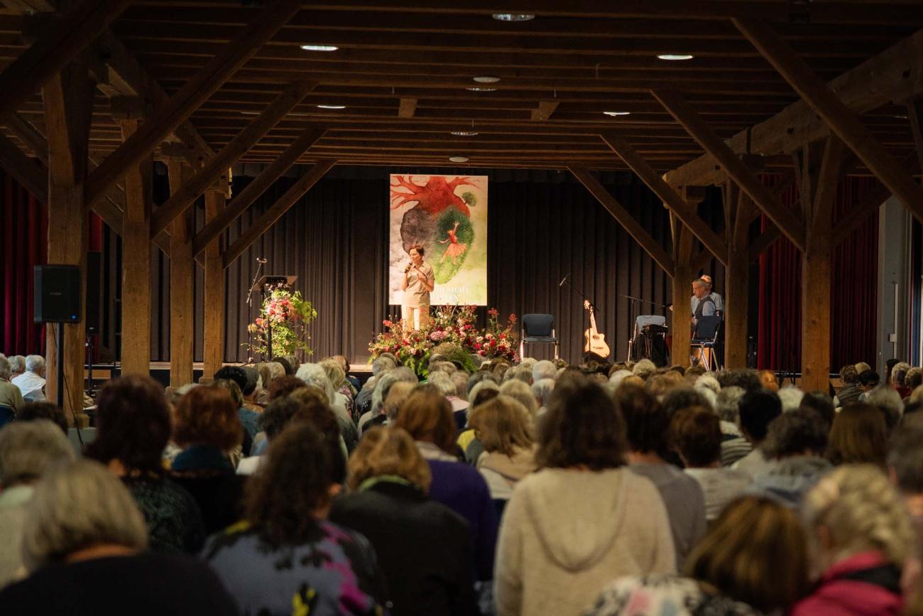 Ein Saal voller Menschen