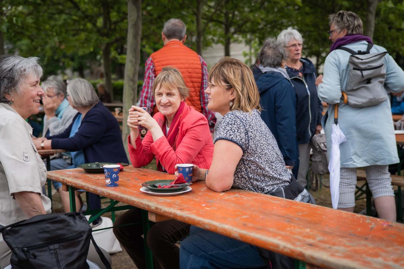 Menschen sitzen an einem Tisch und reden