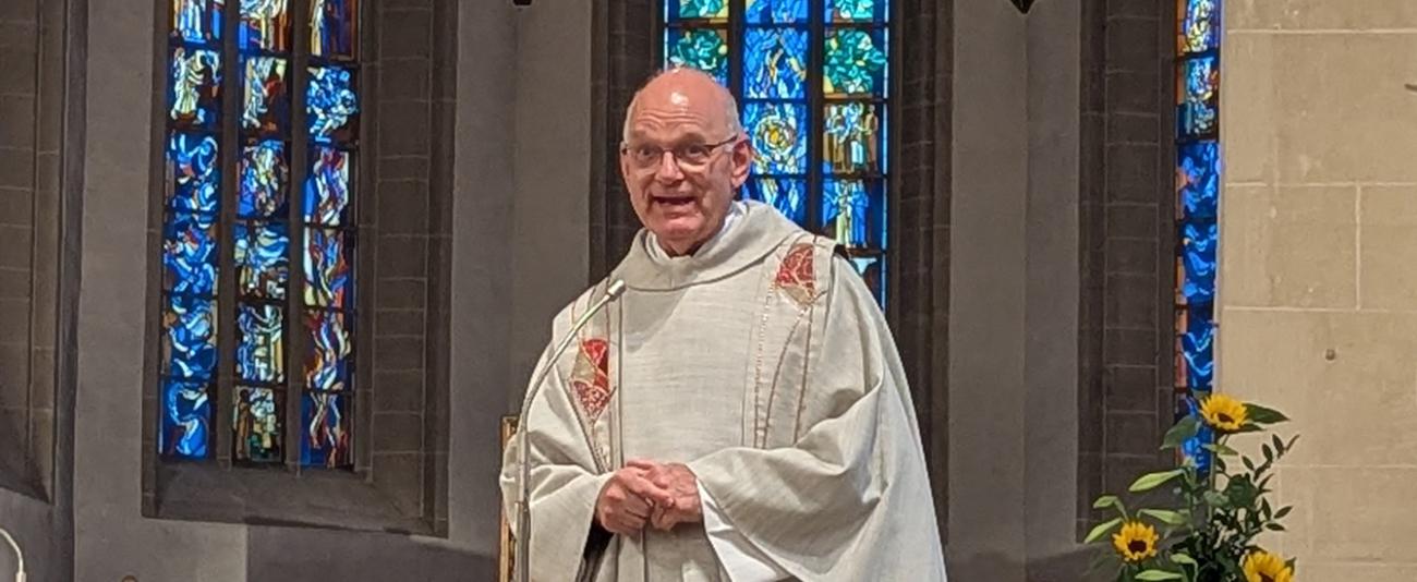 Mann redet am Mikrofon