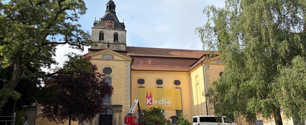 Eine Kirche mit Banner
