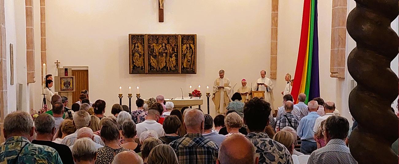 Kirchengemeinde von hinten