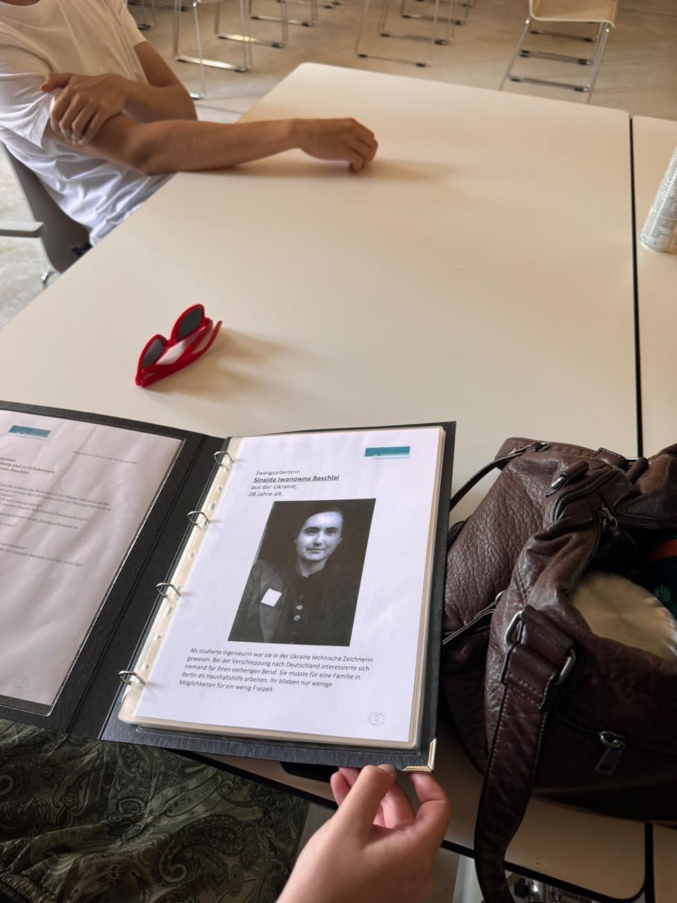 Eine Mappe mit einem Foto