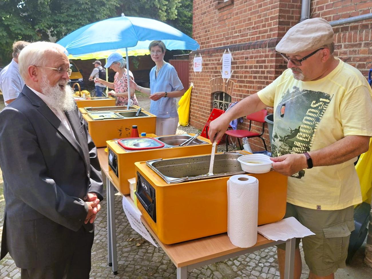 Zwei Männer stehen sich gegenüber