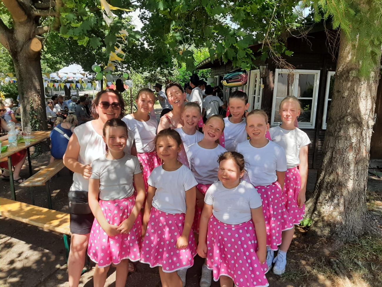 Eine Gruppe von Kindern in Tanzkleidung