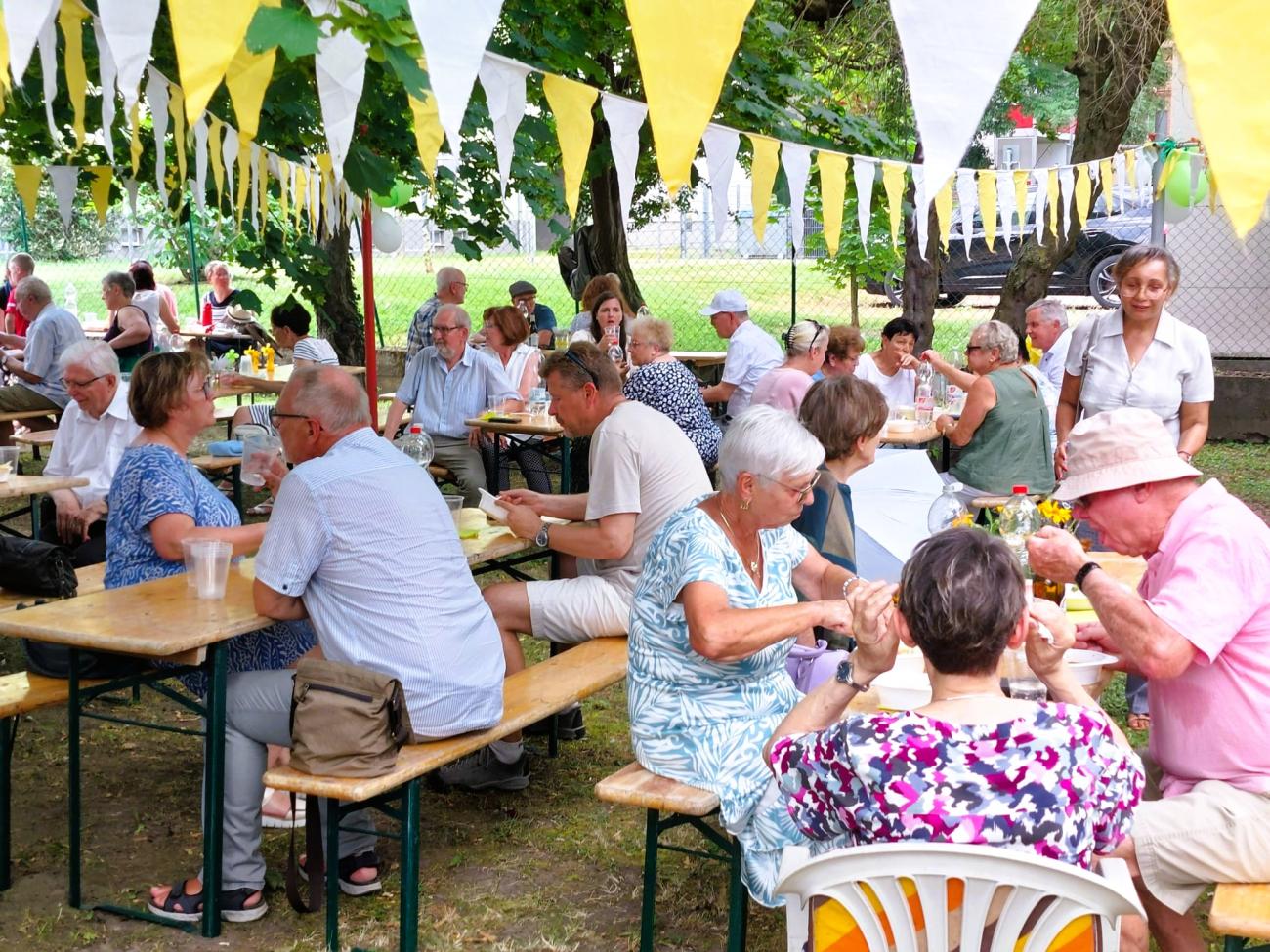 Eine Gruppe Menschen an festlichen Tischen