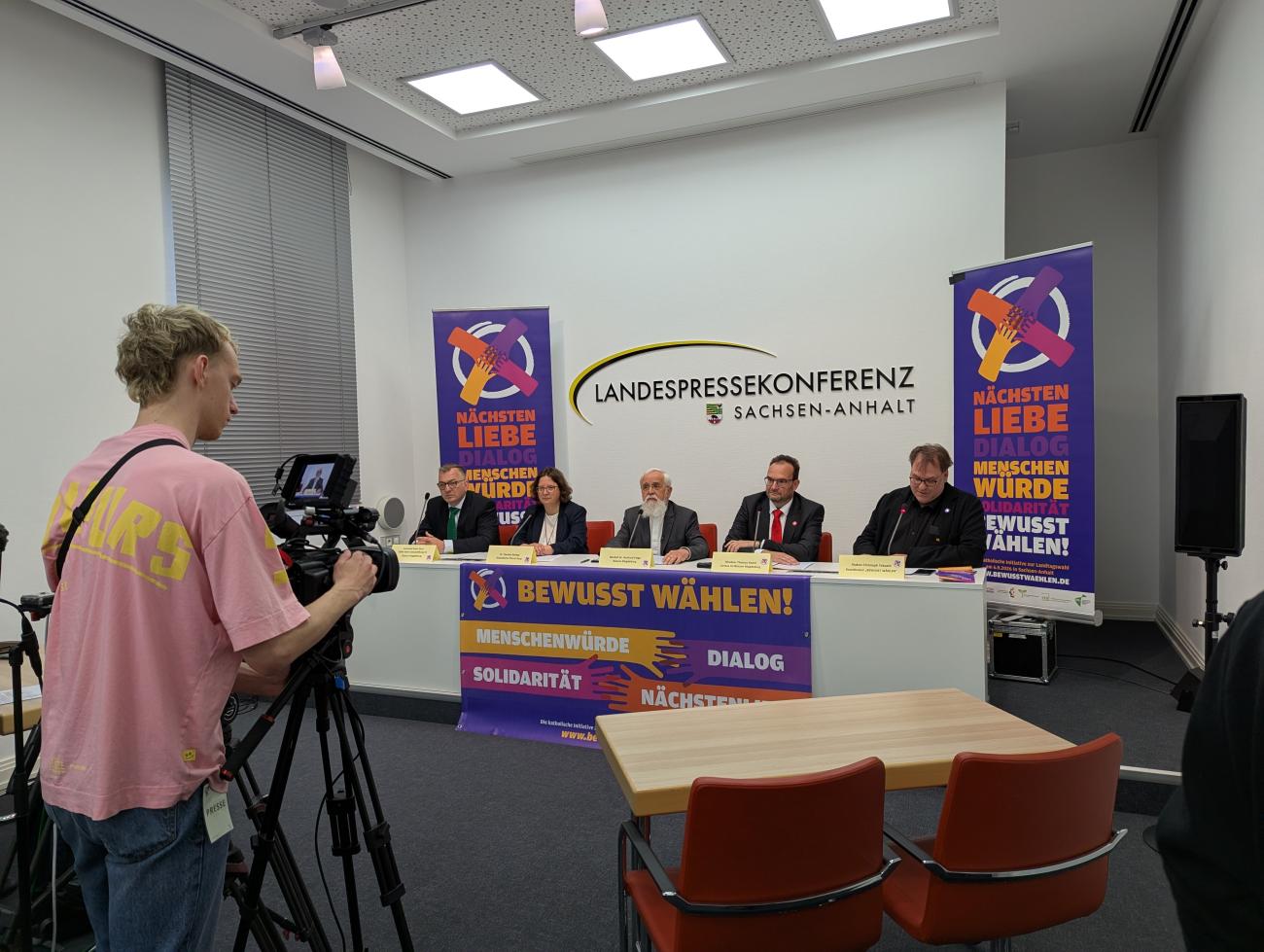 Menschen bei einer Pressekonferenz