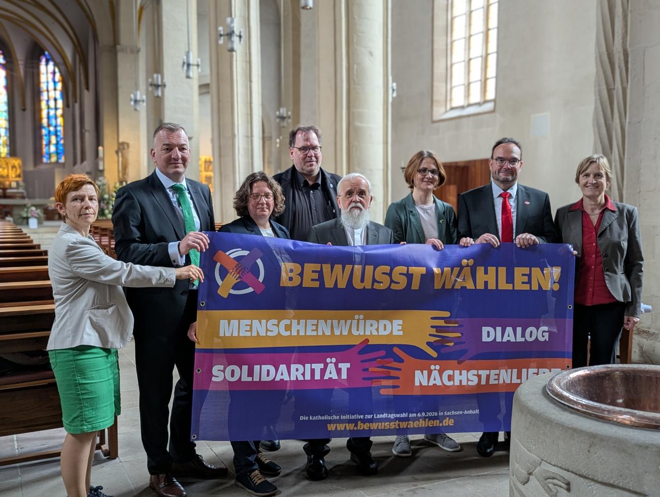 Menschen halten ein Banner