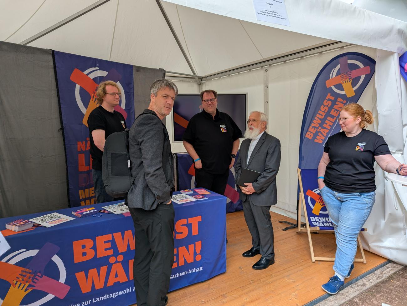 Menschen an einem Messestand