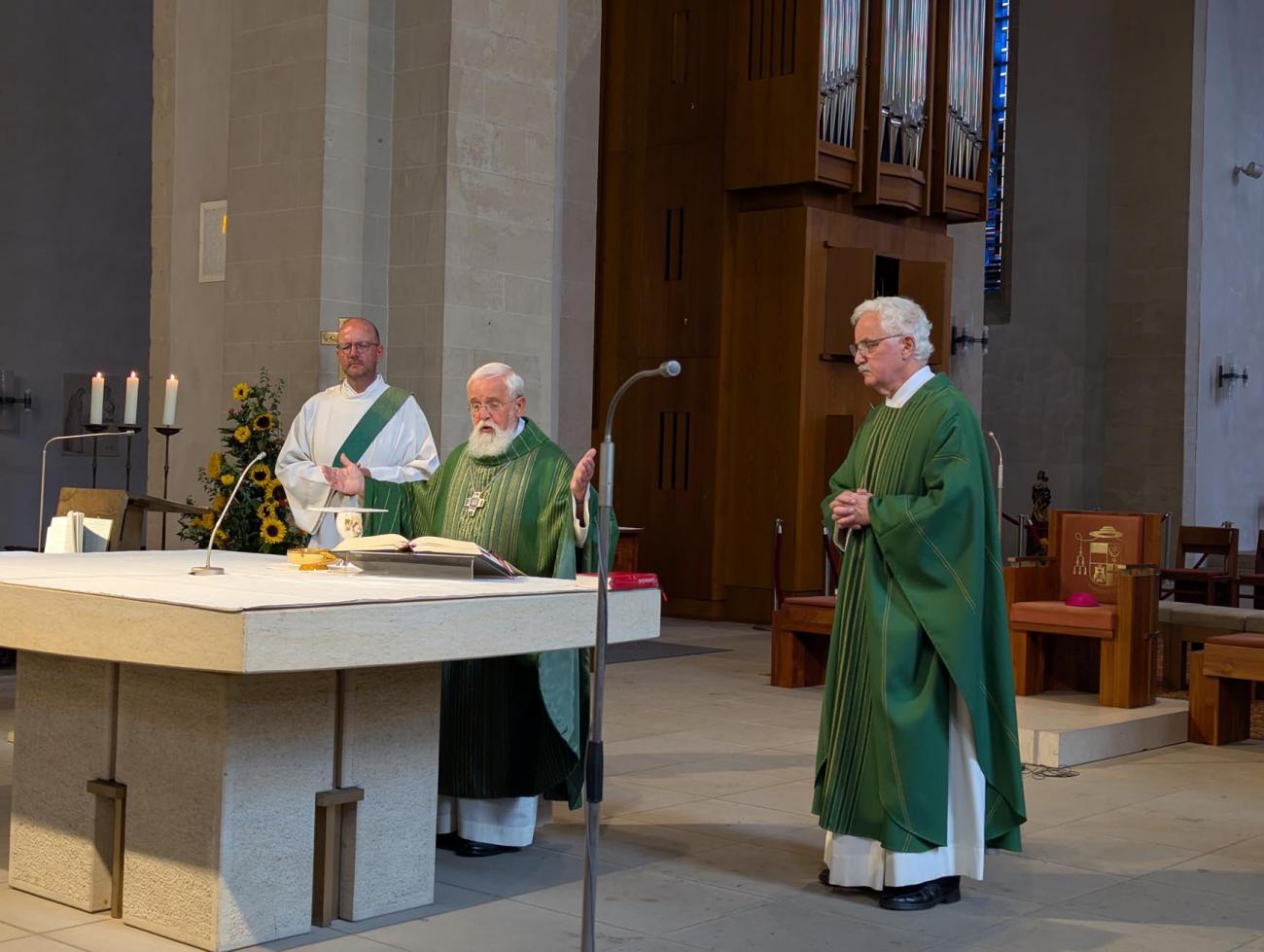 Drei Männer am Altar beten