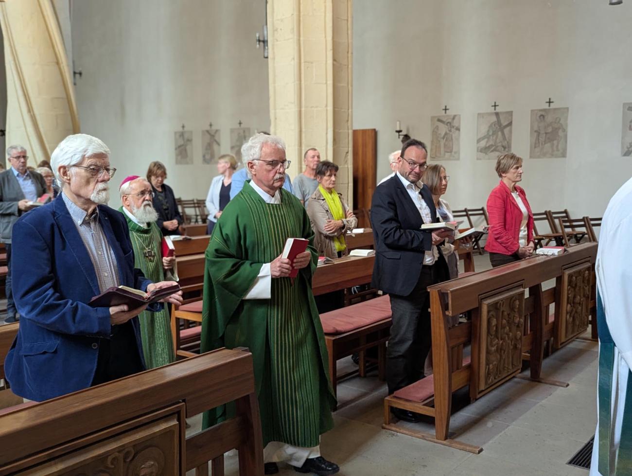 Priester und Ministranten beim Einzug in den Gottesdienst