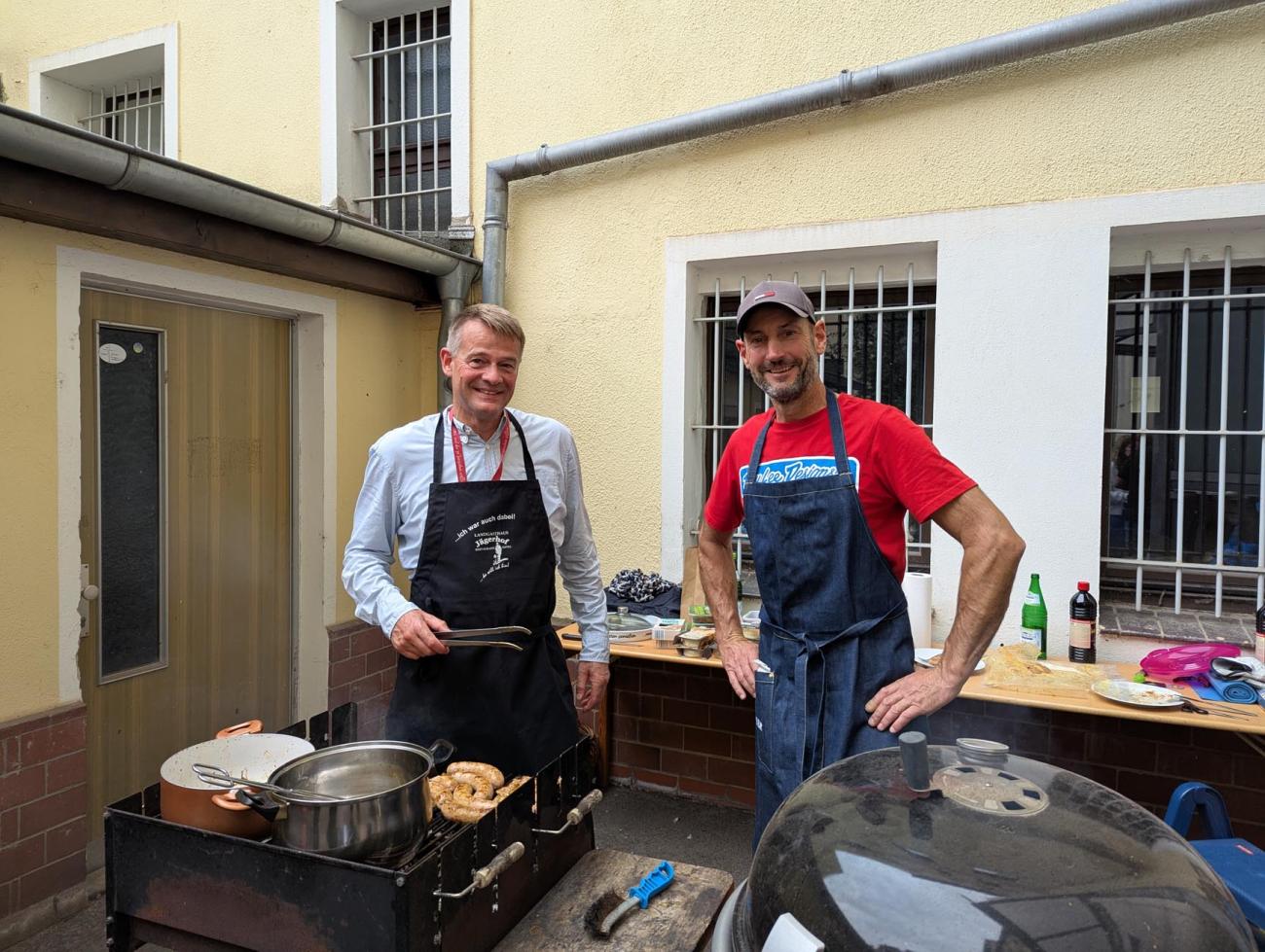 Zwei Männer am Grill