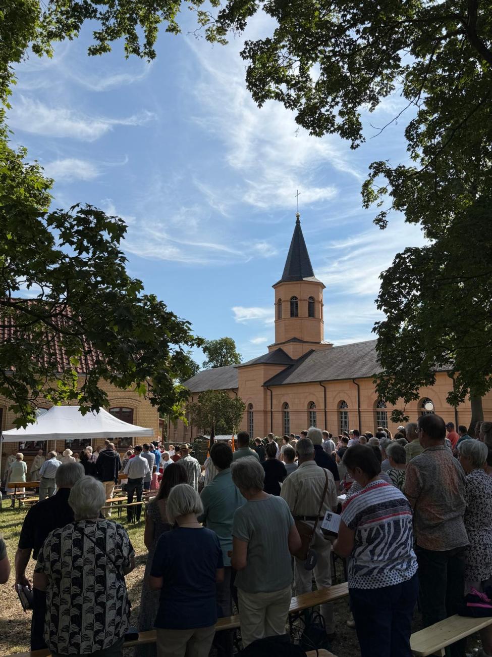 Menschen bei der Wallfahrt