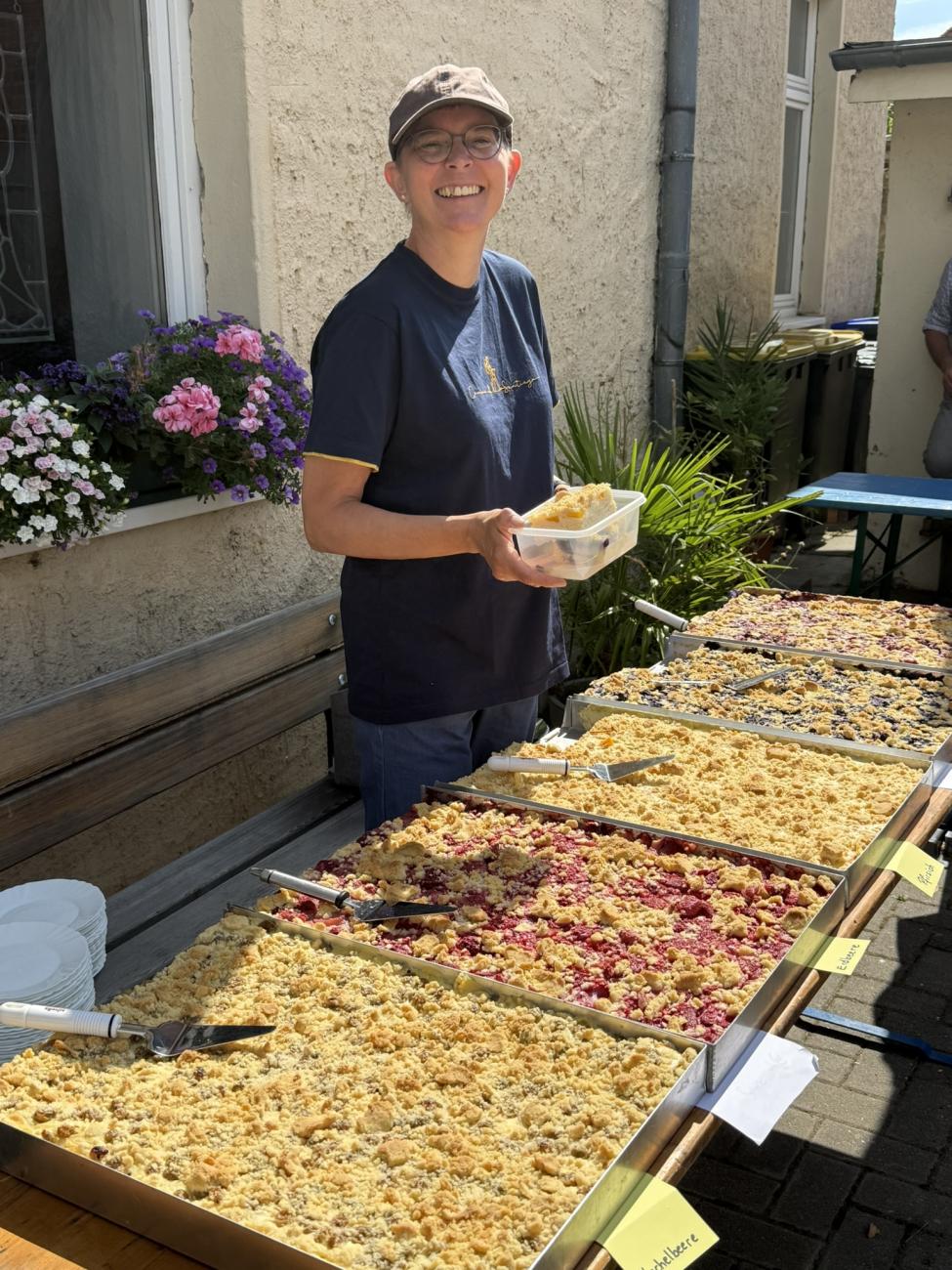Frau am Kuchenbüffett
