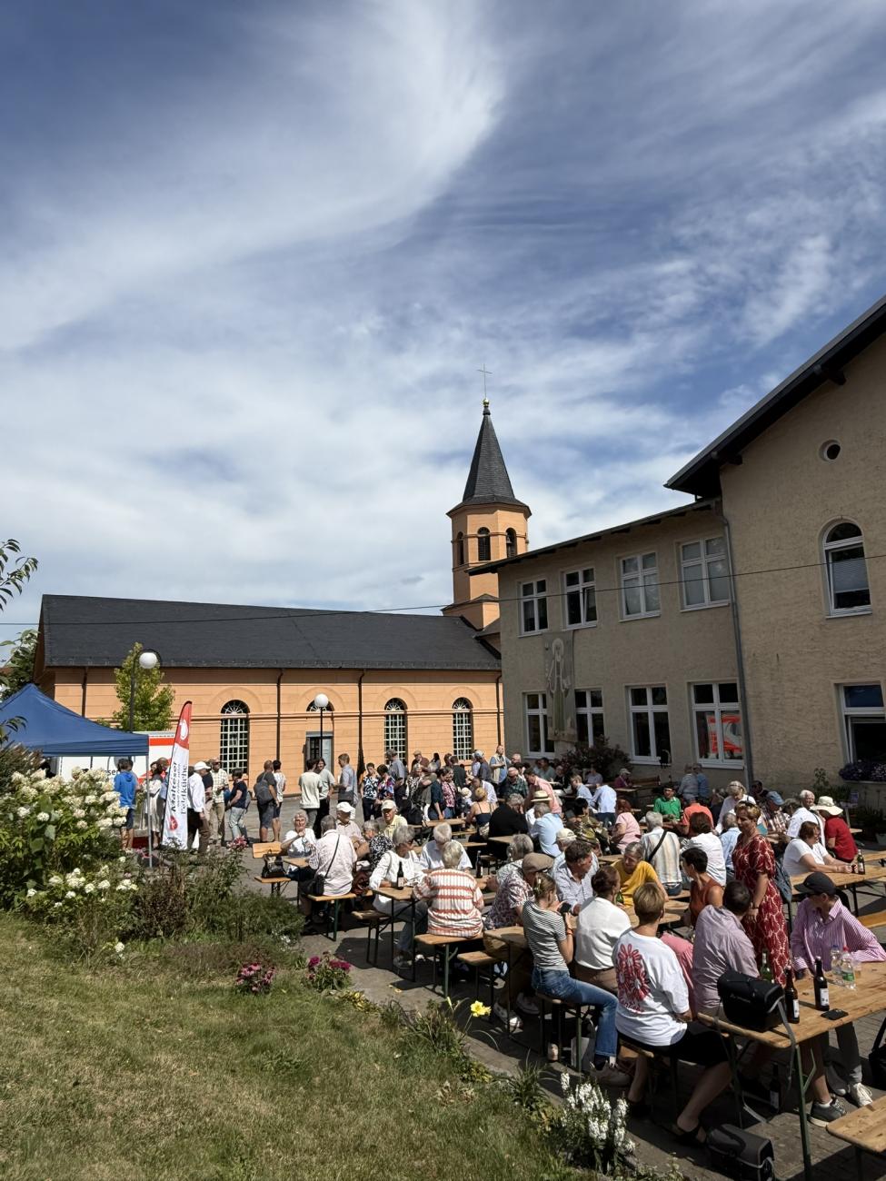 Menschen bei der Wallfahrt