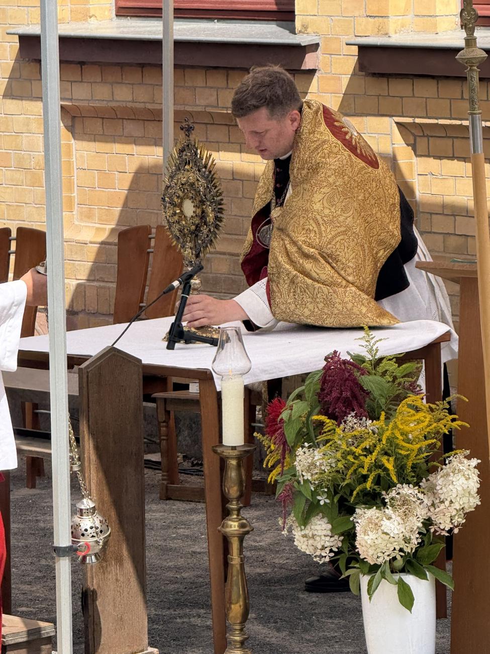 Pfarrer bei Gottesdienst