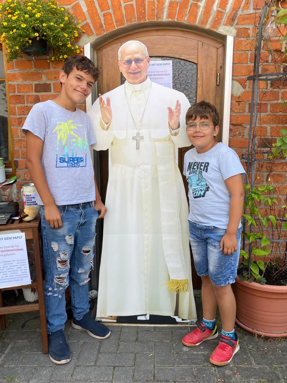 Menschen mit Pappfigur von Papst Leo XIV