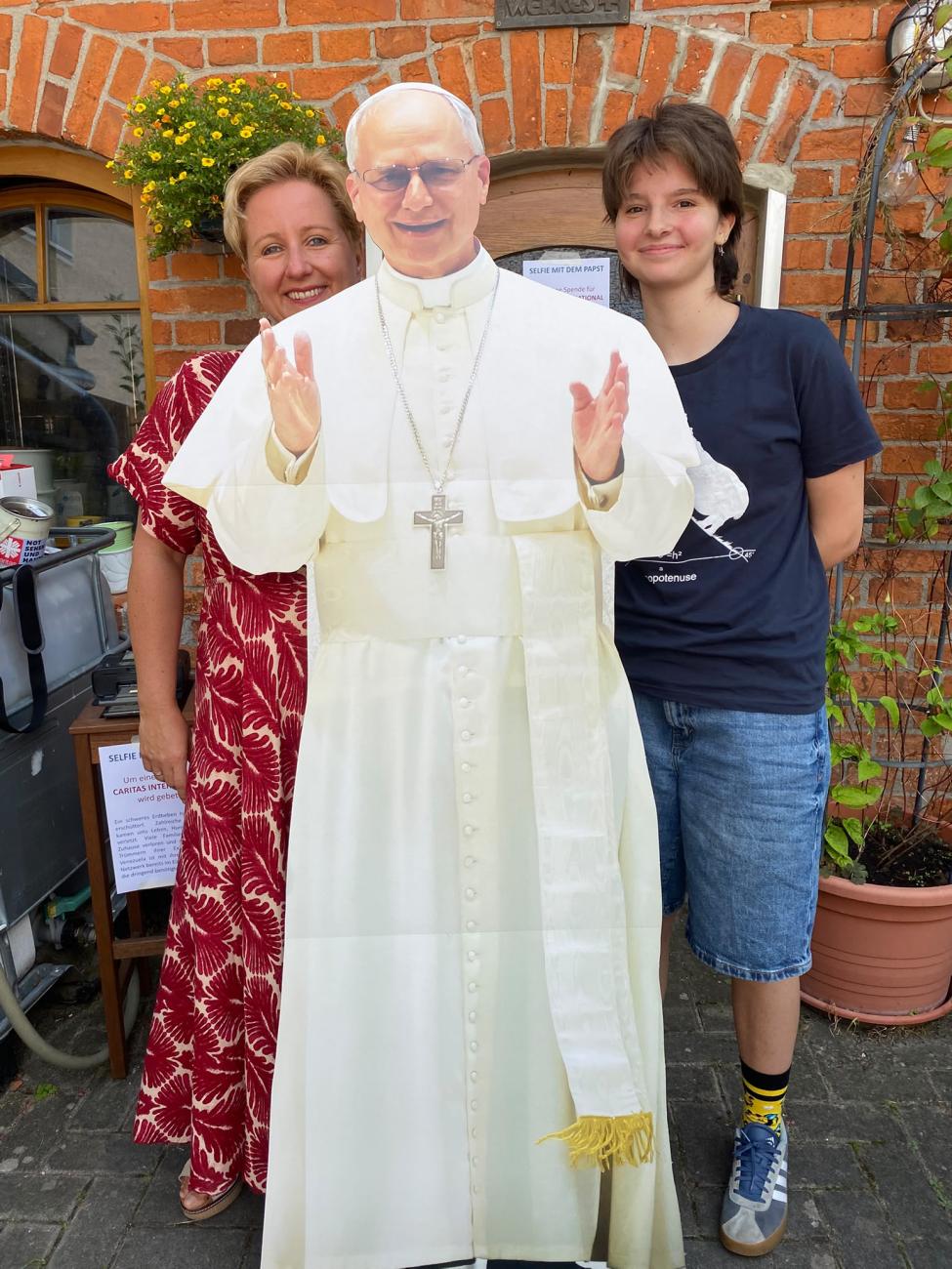 Menschen mit Pappfigur von Papst Leo XIV