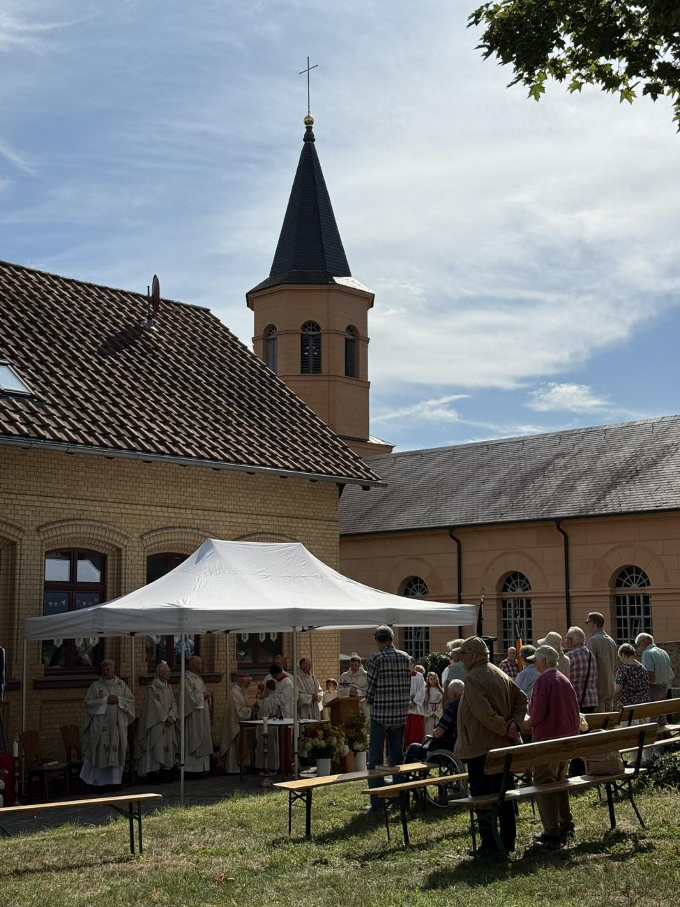 Stand vor einer Kirche
