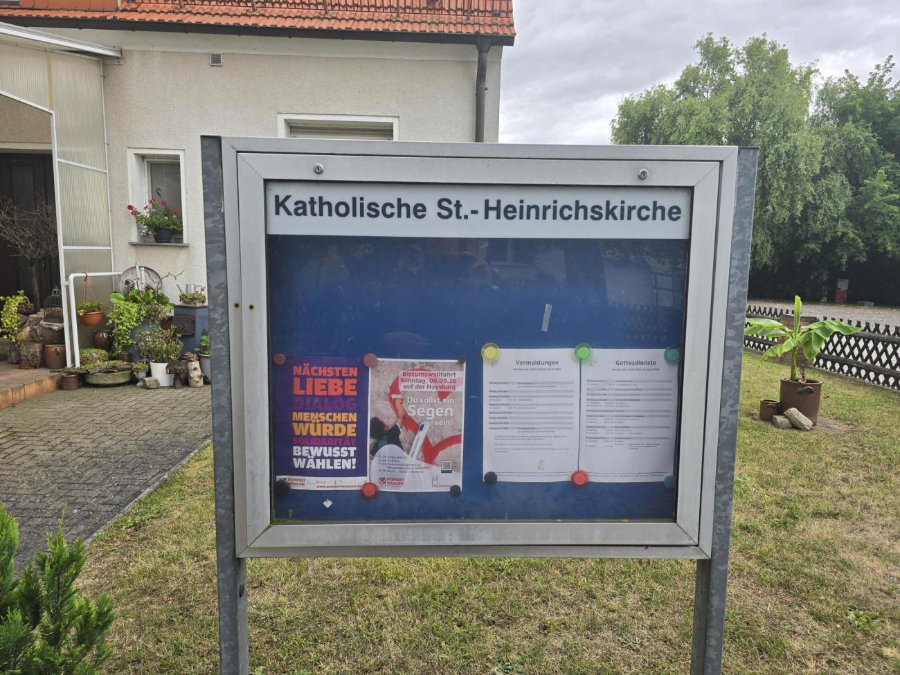 Ein Plakat in einem Schaukasten