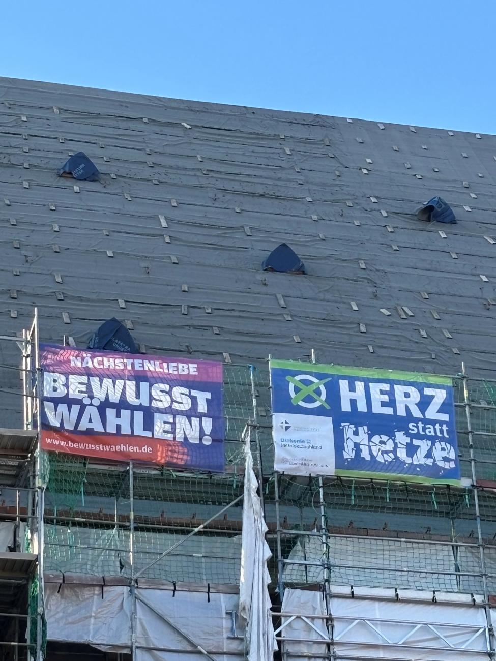 Banner an einer Kirche