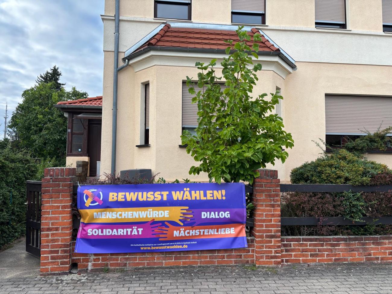 Banner an einem Zaun