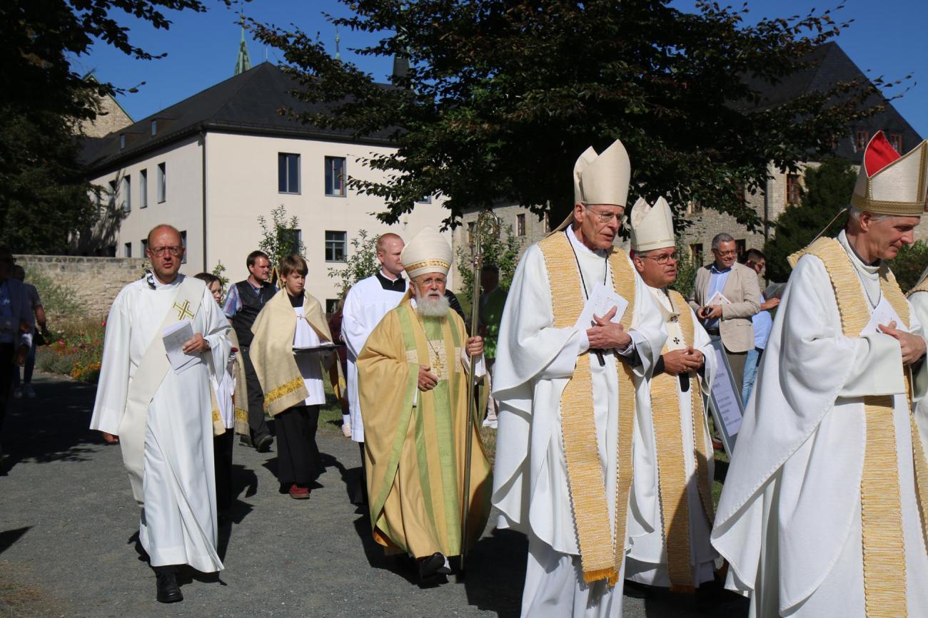 Eine gruppe von Bischöfen und Priestern