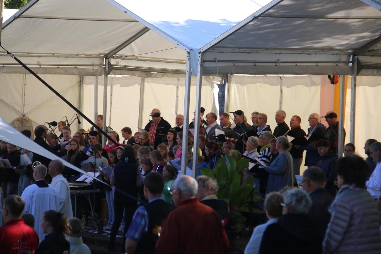 Ein großer Chor singt
