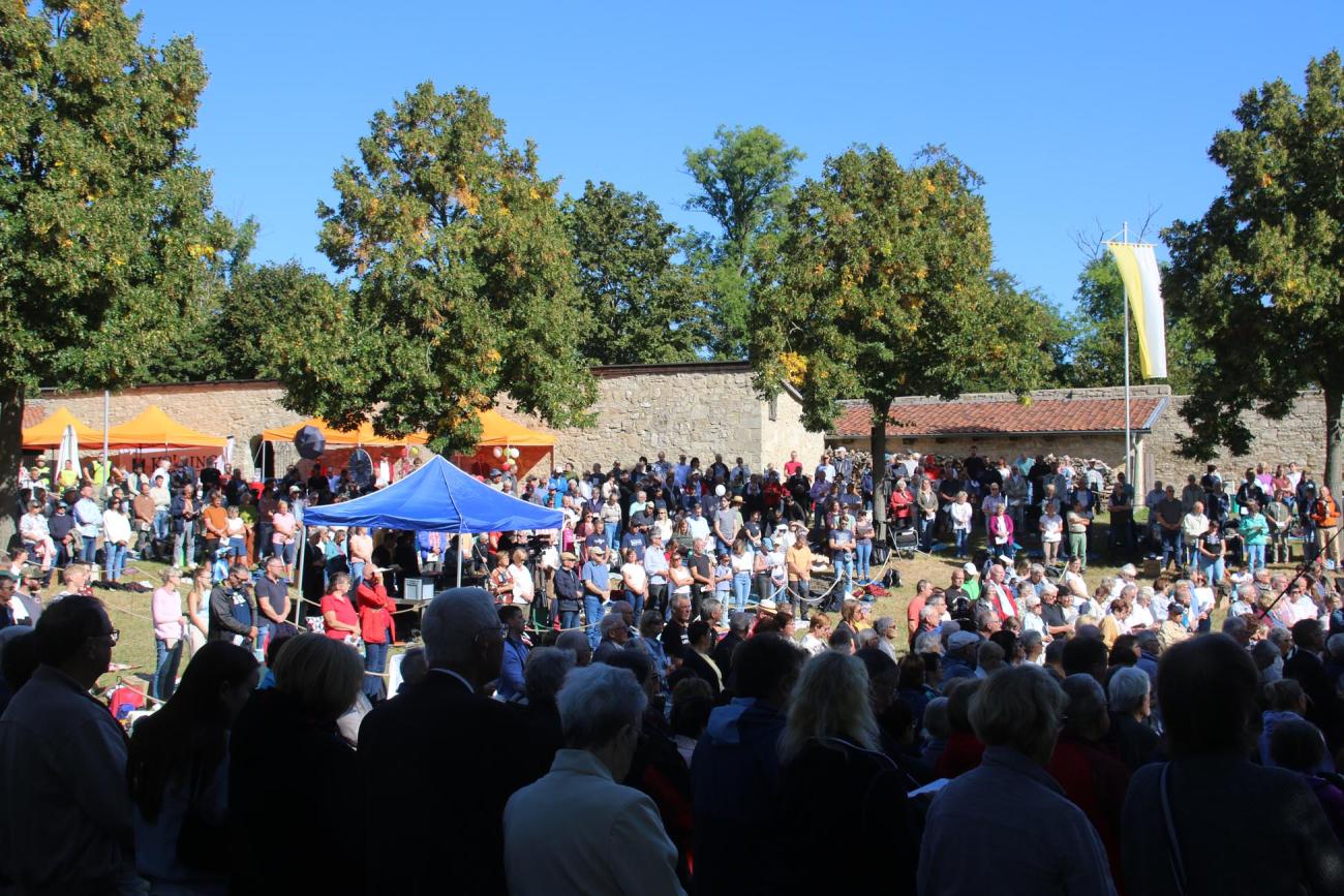 Viele Menschen bei einem Festgottesdienst