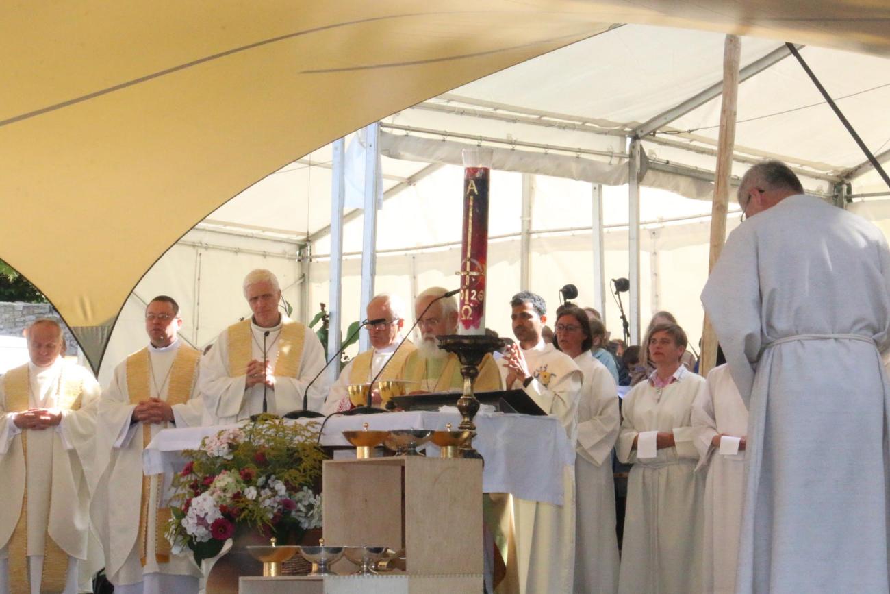 Menschen um einen Altar