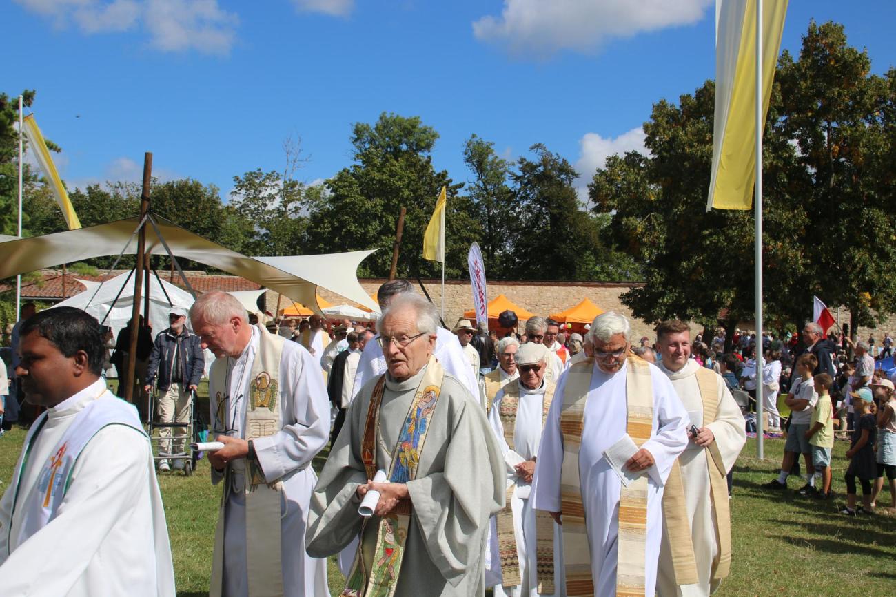 Priester und Diakone beim Gottesdienstauszug