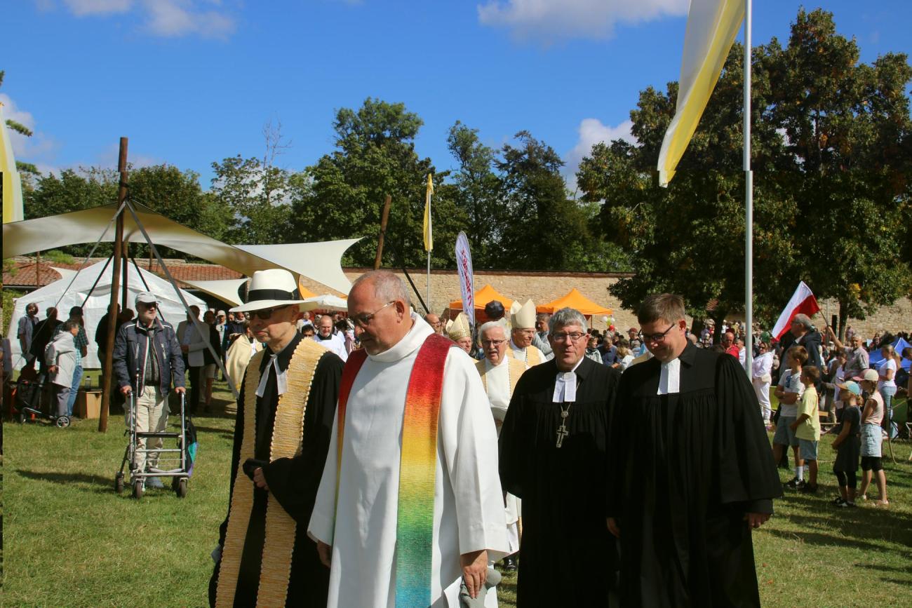 Priester beim Gottesdienstauszug