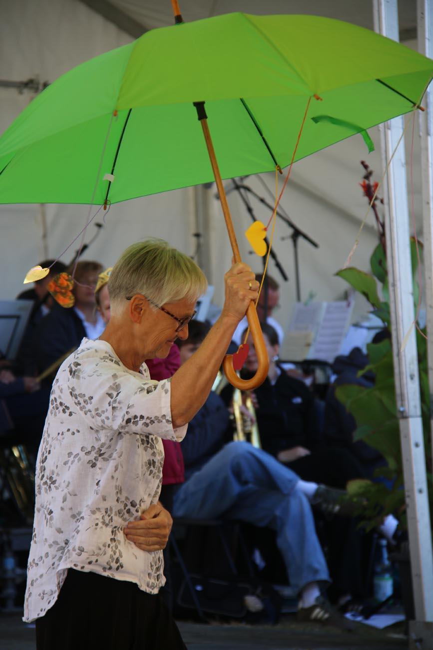 Eine Frau hat einen Regenschirm