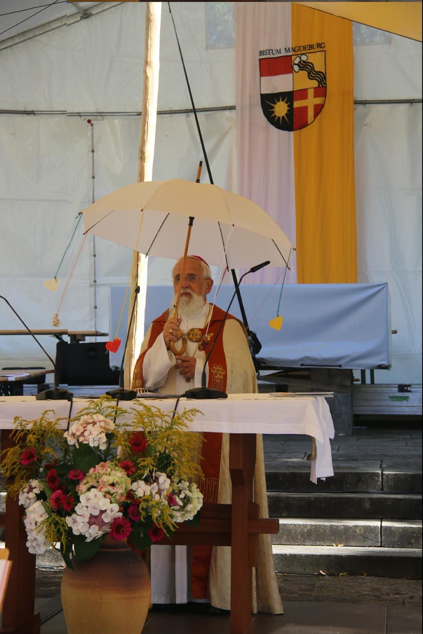 Bischof Feige mit einem weißen Regenschirm