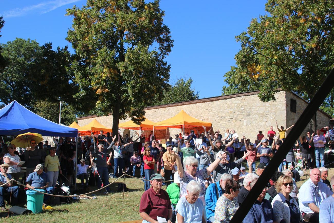 Menschen auf einer Festwiese