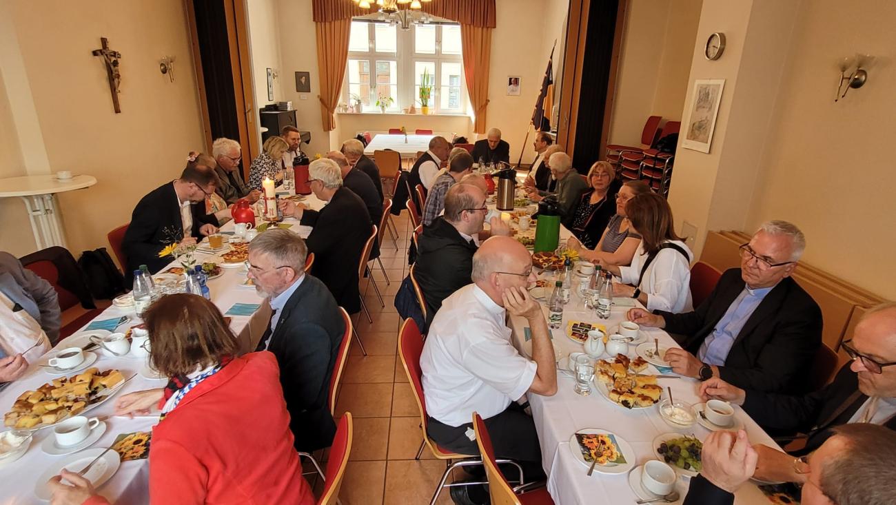 Menschen an einer Tafel