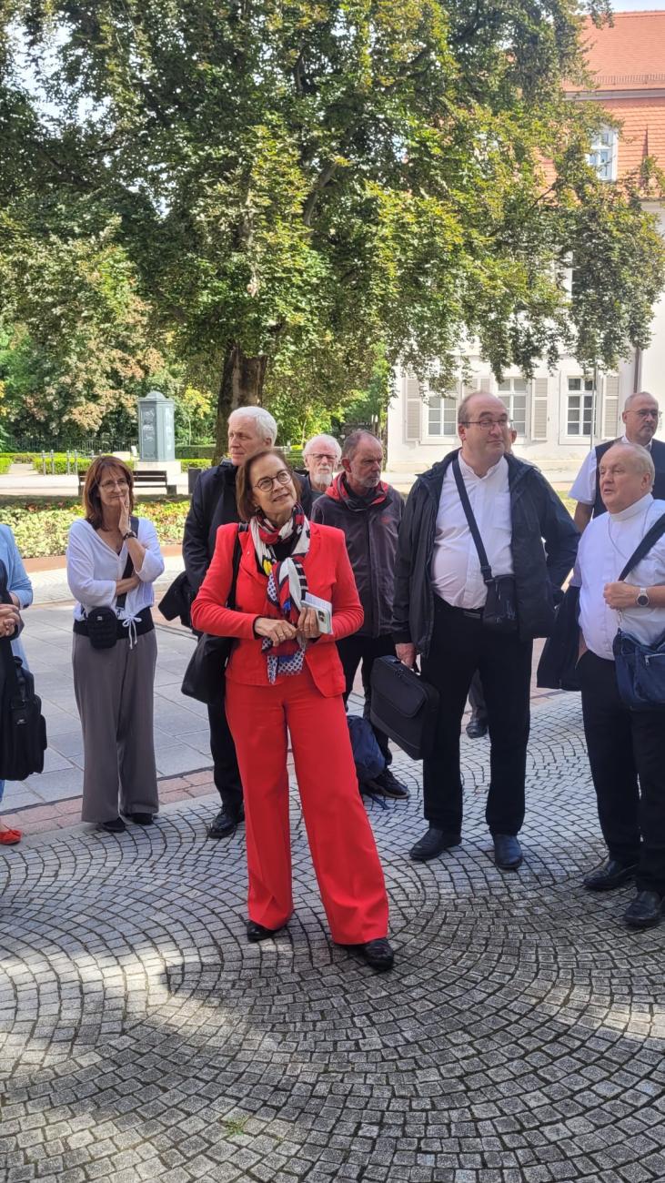 Eine Frau spricht vor Menschen