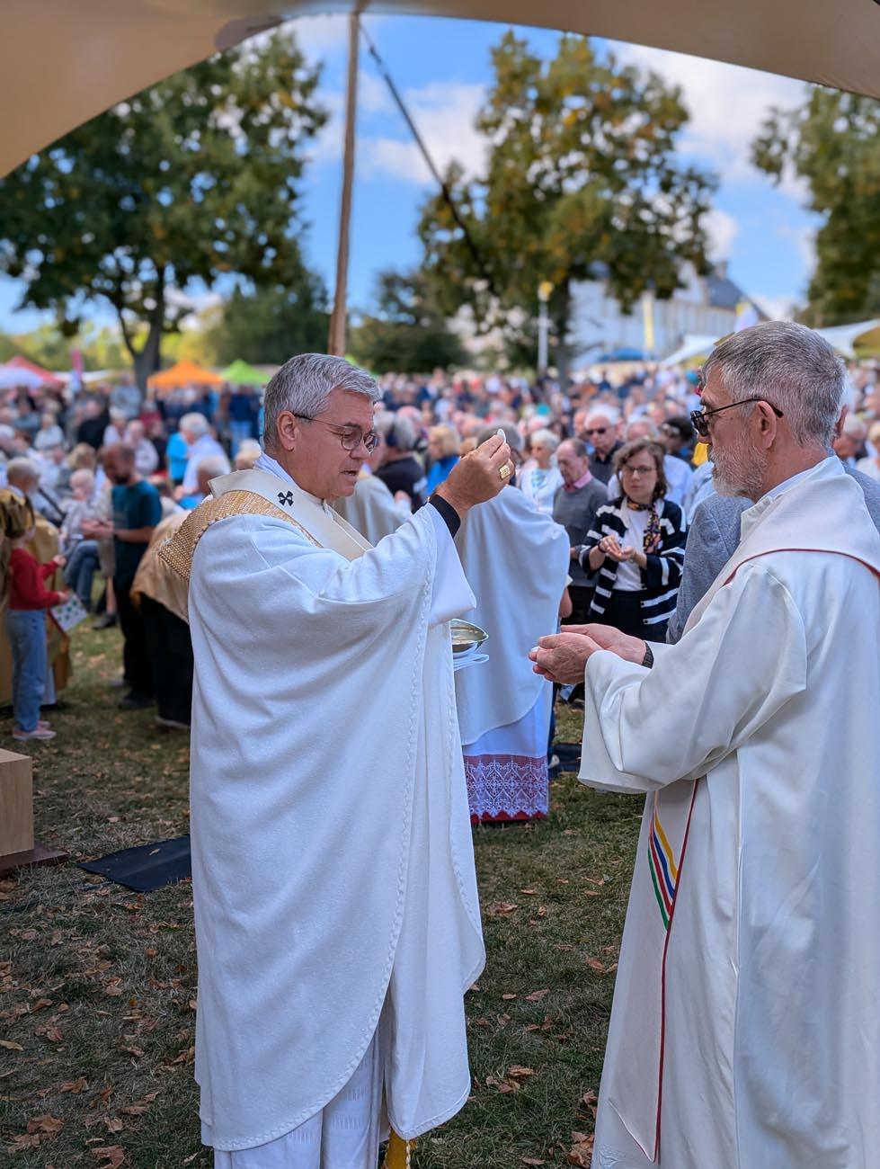 Geistliche bei einem Gottesdienst