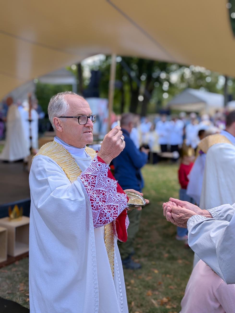 Geistliche bei einem Gottesdienst
