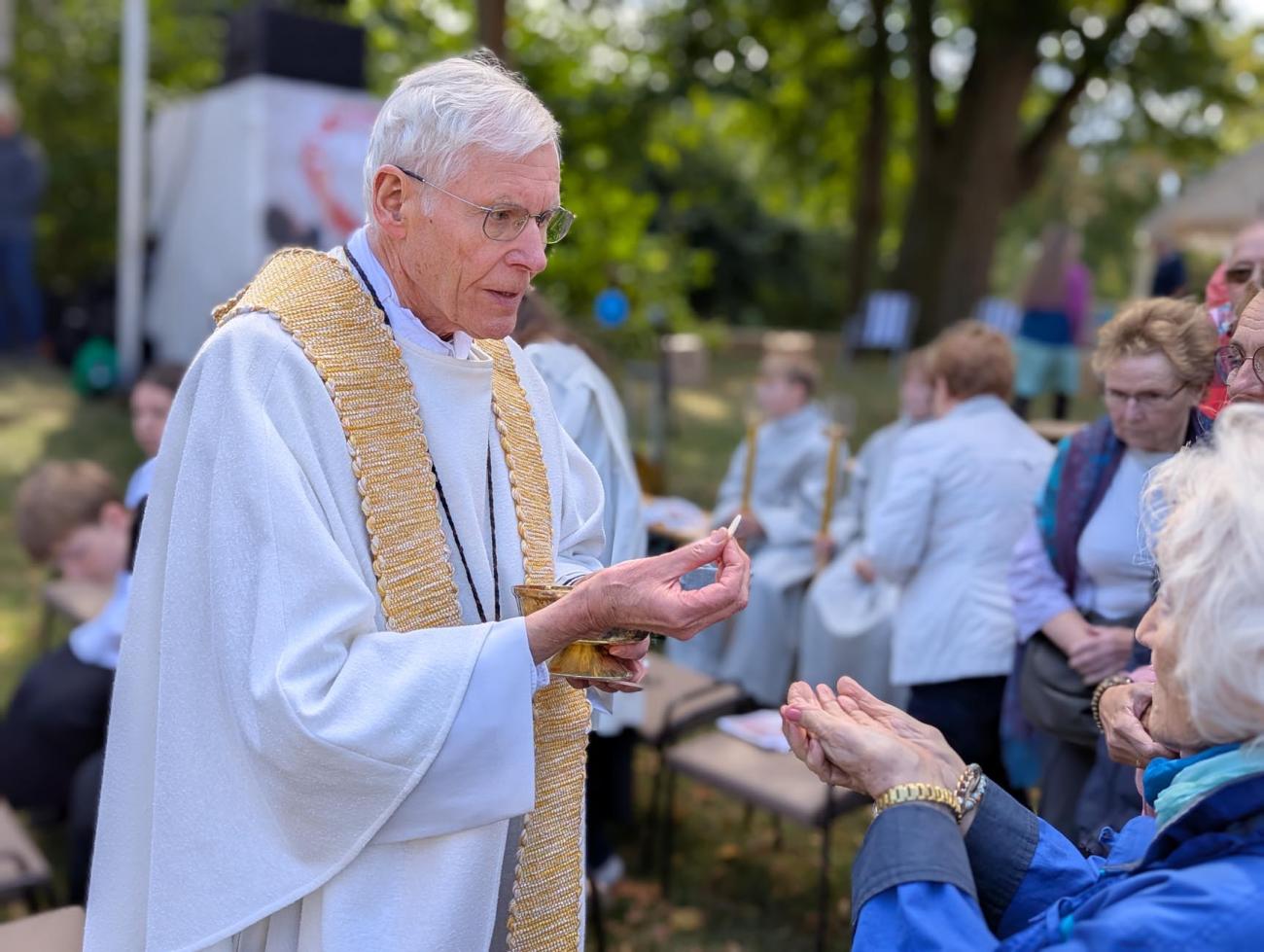 Geistliche bei einem Gottesdienst