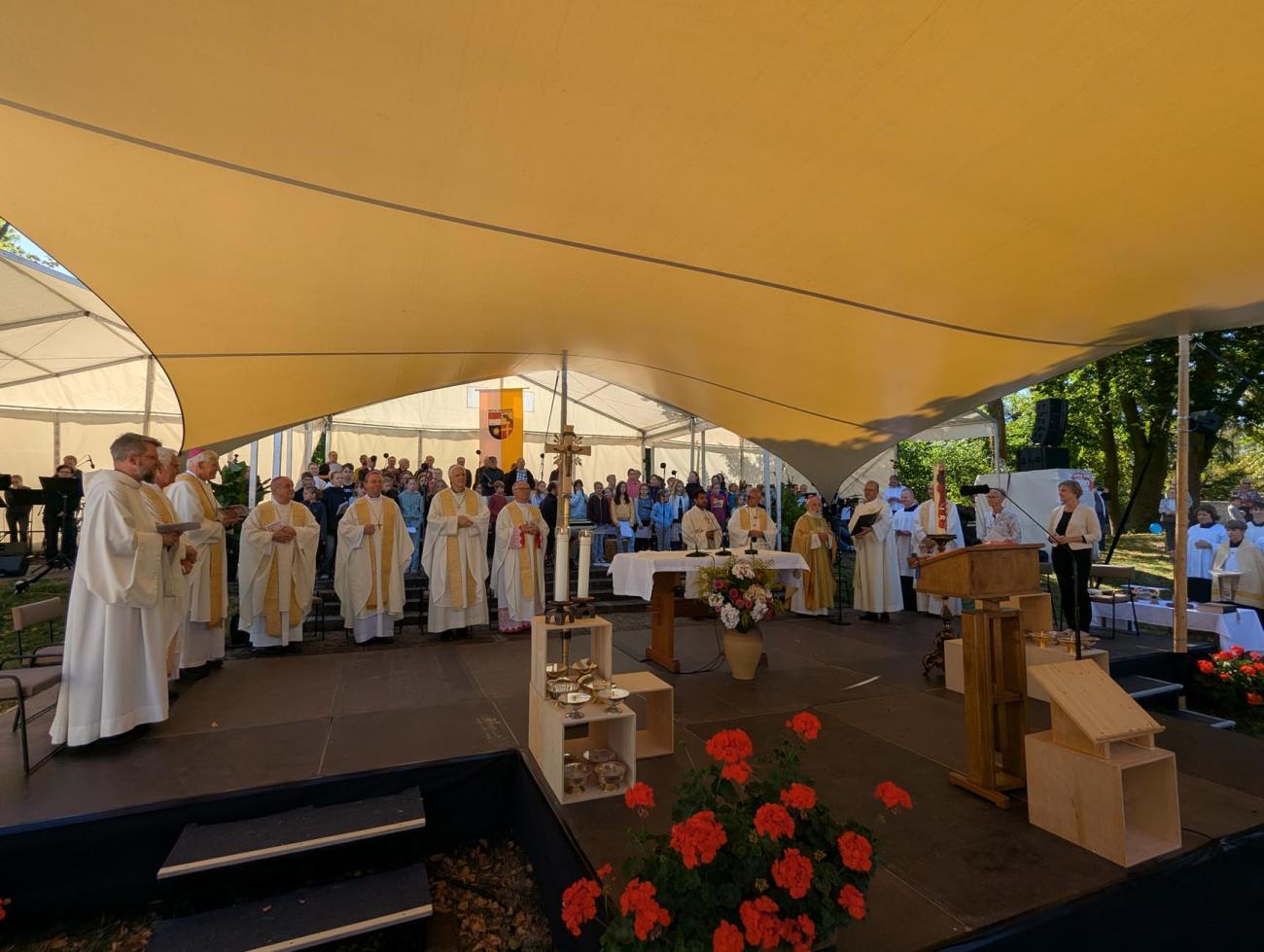 Geistliche bei einem Gottesdienst