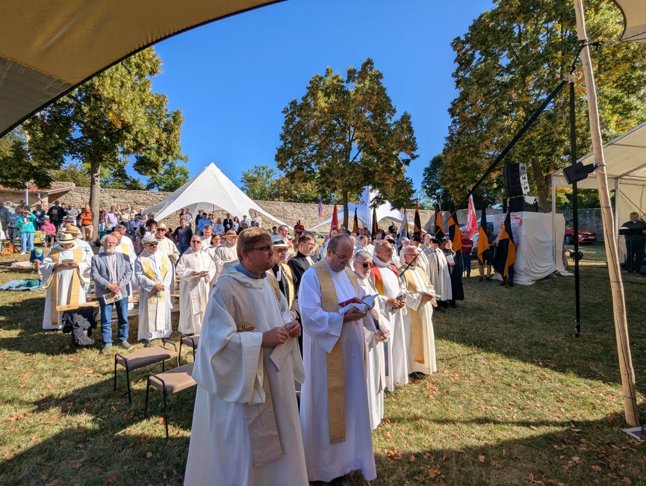 Geistliche bei einem Gottesdienst