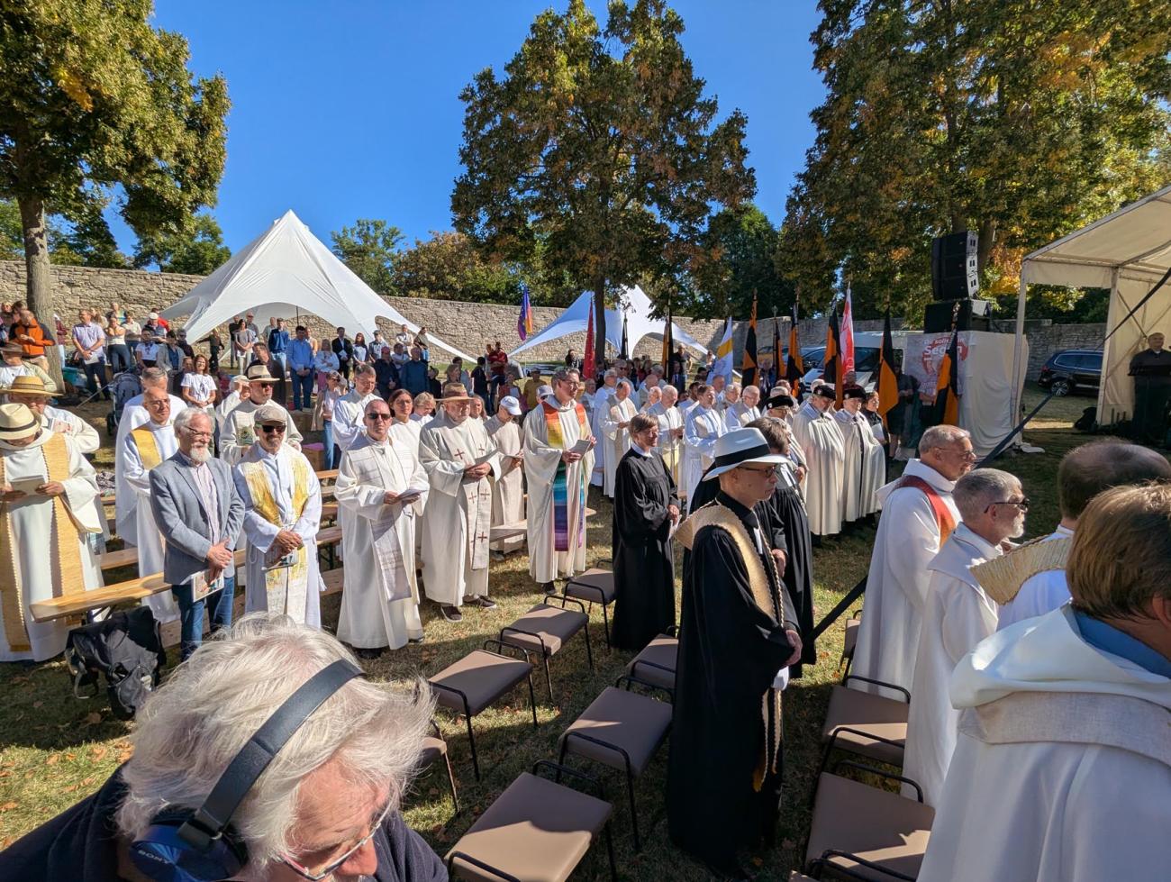 Geistliche bei einem Gottesdienst