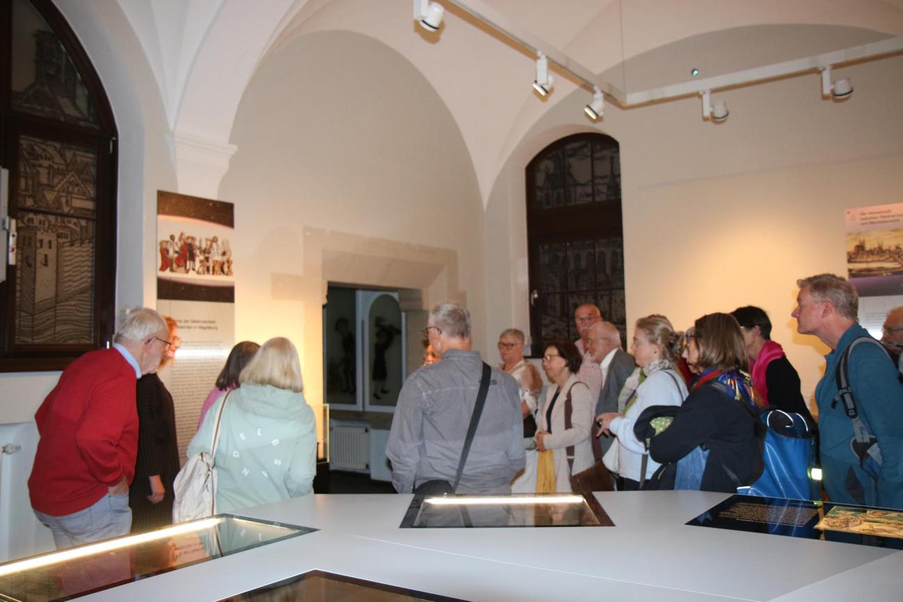 Menschen in einem Museum