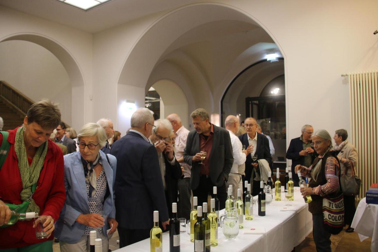 Menschen unterhalten sich mit Wein